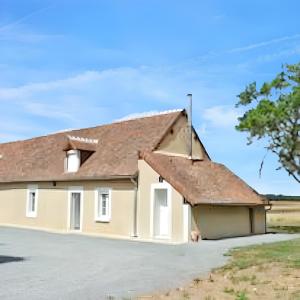 una casa con tetto spiovente di Maison de 5 chambres avec jacuzzi jardin clos et wifi a Levroux a Levroux