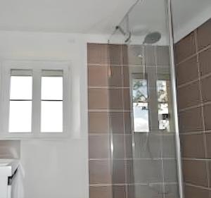 LevrouxにあるMaison de 5 chambres avec jacuzzi jardin clos et wifi a Levrouxのバスルーム(シャワー、2つの窓付)