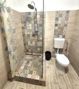 uma casa de banho com um chuveiro e um WC. em Centrum House Hostel em Braşov