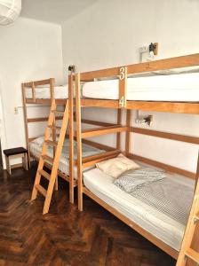 ein Zimmer mit drei Etagenbetten in einem Zimmer in der Unterkunft Centrum House Hostel in Braşov