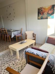 A seating area at Athens Riviera: 2 bed / 3' walk from the beach