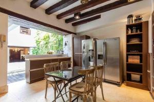 eine Küche mit Tisch und Edelstahlkühlschrank in der Unterkunft Casa Gastelbondo in Cartagena de Indias + 124 Fotos