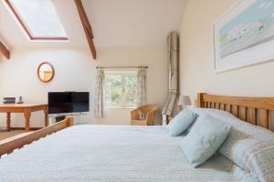 Ένα ή περισσότερα κρεβάτια σε δωμάτιο στο Kingfisher Cottage