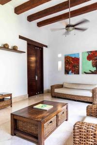 ein Wohnzimmer mit einem Couchtisch und einer Couch in der Unterkunft Casa Gastelbondo in Cartagena de Indias
