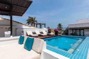 einen Pool mit weißen Stühlen neben einem Haus in der Unterkunft Casa Gastelbondo in Cartagena de Indias