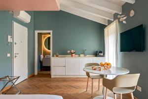 Televízia a/alebo spoločenská miestnosť v ubytovaní REGO APARTMENTS - Boutique Aparthotel & Serenity Spa with some off-site apartments in the Heart of Bergamo City Center