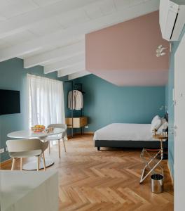 Posteľ alebo postele v izbe v ubytovaní REGO APARTMENTS - Boutique Aparthotel & Serenity Spa with some off-site apartments in the Heart of Bergamo City Center