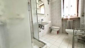 Koupelna v ubytování M404 - Marcelli, trilocale con giardino a due passi dal mare + 5 fotografií