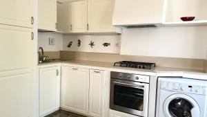 Kuchyň nebo kuchyňský kout v ubytování M404 - Marcelli, trilocale con giardino a due passi dal mare