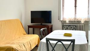 TV a/nebo společenská místnost v ubytování M404 - Marcelli, trilocale con giardino a due passi dal mare