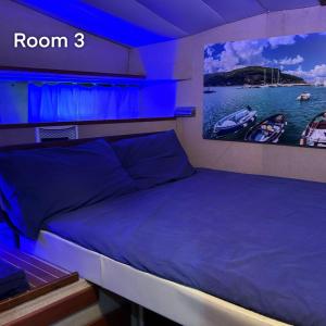 uma cama num quarto com uma fotografia na parede em YachtAnnablu em Portovenere