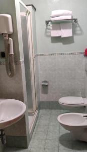 Koupelna v ubytování Hotel MontReal