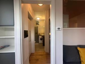a hallway leading to a room with a bathroom and a room at Casa Balena in Iseo