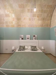 A bed or beds in a room at GUENDALINA SWEET HOME - LA CASETTA Di GUENDALINA Még 37 kép