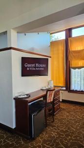 uma casa de hóspedes com uma secretária e uma placa na parede em Guest House & Villa Astoma em Palanga
