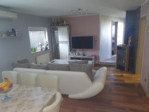 uma sala de estar com um sofá branco e uma mesa em Sanja apartment near to Ljubljana em Preserje pri Radomljah