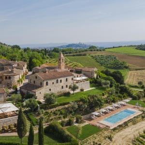 uma vista aérea da propriedade e das suas vinhas em Locanda dei Logi em San Gimignano