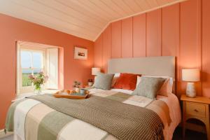 En eller flere senge i et værelse på Faraway Cottage