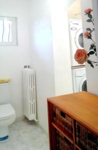 Ванная комната в Appartement d'une chambre avec vue sur la ville terrasse amenagee et wifi a La Garde a 6 km de la plage