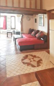 1 dormitorio con 1 cama grande de color rojo en una habitación en One bedroom apartement with sea view enclosed garden and wifi at Olbia 6 km away from the beach, en Alhaurín de la Torre