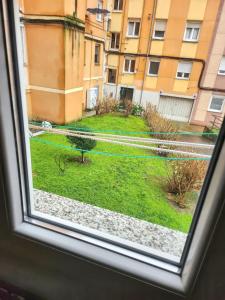 una vista desde una ventana de un patio con un banco en 2 bedrooms apartement with wifi at Santander 1 km away from the beach, en Santander