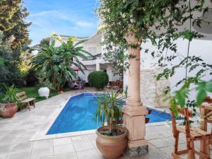 Willa z basenem i domem w obiekcie 4 bedrooms villa with private pool enclosed garden and wifi at Hammamet w Hammamet