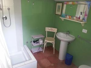 A bathroom at B&B I Canonici