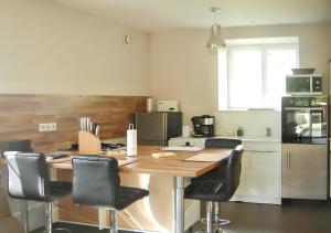 une cuisine avec une table en bois et des chaises noires dans l'établissement Maison de 2 chambres avec jardin clos et wifi a La Vineuse, à La Vineuse