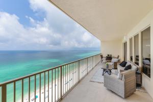 ein Balkon mit Blick auf das Meer in der Unterkunft Newly Renovated Luxury OCEAN FRONT Condo! Top Floor Condo with PENTHOUSE OCEAN VIEWS! in Panama City Beach
