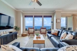 ein Wohnzimmer mit Sofa und Tisch in der Unterkunft Newly Renovated Luxury OCEAN FRONT Condo! Top Floor Condo with PENTHOUSE OCEAN VIEWS! in Panama City Beach