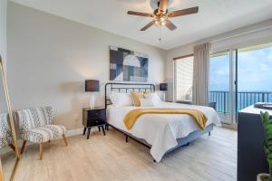 ein Schlafzimmer mit einem Bett und einem Balkon in der Unterkunft Newly Renovated Luxury OCEAN FRONT Condo! Top Floor Condo with PENTHOUSE OCEAN VIEWS! in Panama City Beach + 45 Fotos
