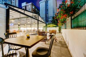 un patio con mesas y sillas en un edificio en Plus Hotel Bostanci Atasehir, en Estambul