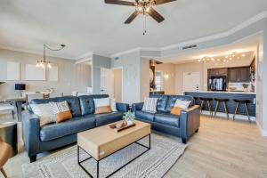 ein Wohnzimmer mit einem blauen Sofa und einem Tisch in der Unterkunft Newly Renovated Luxury OCEAN FRONT Condo! Top Floor Condo with PENTHOUSE OCEAN VIEWS! in Panama City Beach
