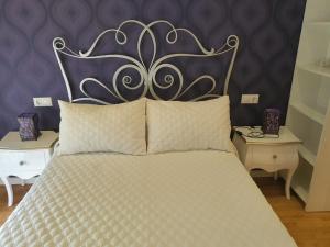 a bed with a metal headboard in a bedroom at Apartamento en Playa de Altar in Barreiros