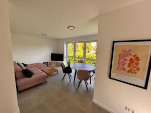 a living room with a couch and a table at Ferienwohnung Falkenweg mit 3 Schlafzimmer in zentraler Lage in Vechta