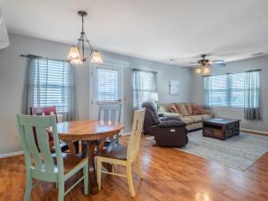 Et opholdsområde på Carolina Cottage + 23 billeder