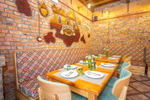 Restauracja lub miejsce do jedzenia w obiekcie Hani i Taulant Shahinit