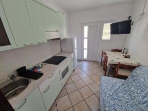 una pequeña cocina con fregadero y mesa en Apartments Mate, en Sveti Petar