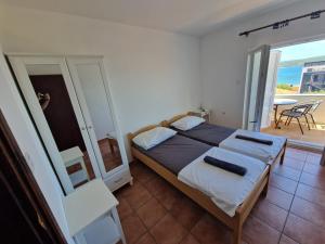 1 dormitorio con 1 cama y balcón en Apartments Mate, en Sveti Petar