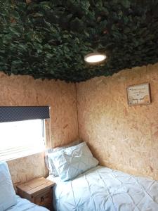 En eller flere senge i et værelse på 6 Headwards Glamping Retreat