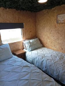 En eller flere senge i et værelse på 6 Headwards Glamping Retreat