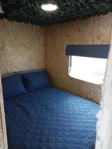 En eller flere senge i et værelse på 6 Headwards Glamping Retreat + 5 billeder