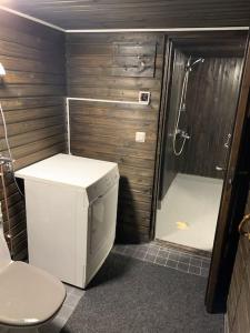 Un pequeño baño con inodoro y ducha. en Late, Duplex house apartment for 7 near Meyer gate, en Turku