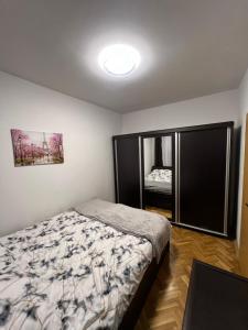 sypialnia z łóżkiem w pokoju w obiekcie Feti’s cozy apartment near the park city w Prisztinie