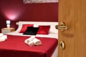 a bedroom with two beds with red and black pillows at A casa di Stefy in Trapani