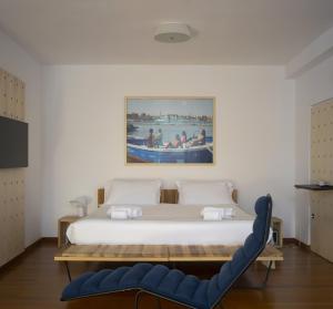 ein Schlafzimmer mit einem Bett und einem Gemälde an der Wand in der Unterkunft Imago Plus Hotel in Bari