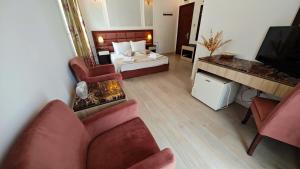 ein Wohnzimmer mit einem Sofa und einem Bett in der Unterkunft Steaua Apelor Family Resort in Nufăru