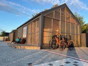 斯維季亞濟的住宿－СвояХата，两辆自行车停在大楼外