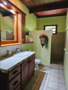 Ένα μπάνιο στο 2 bedroom beachside villa