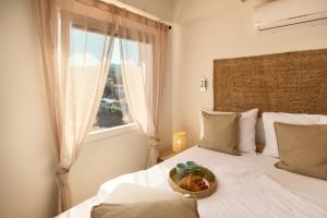 una camera da letto con un letto e un cesto di frutta; di Villa Hvar with pool a Vrboska (Verbosca)